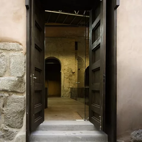 Puerta abierta a un espacio arqueológico interior