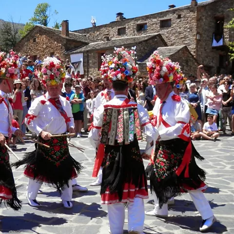 Danza tradicional con palos.