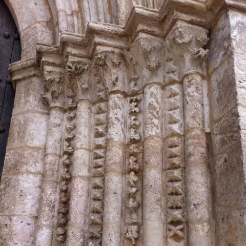 Detalle de columnas esculpidas en portada.