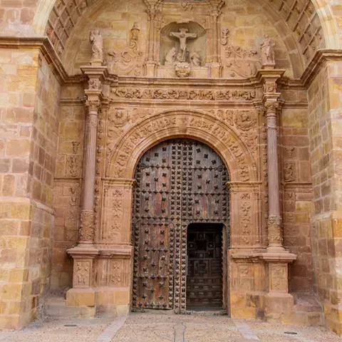 Portada de piedra decorada con relieves.