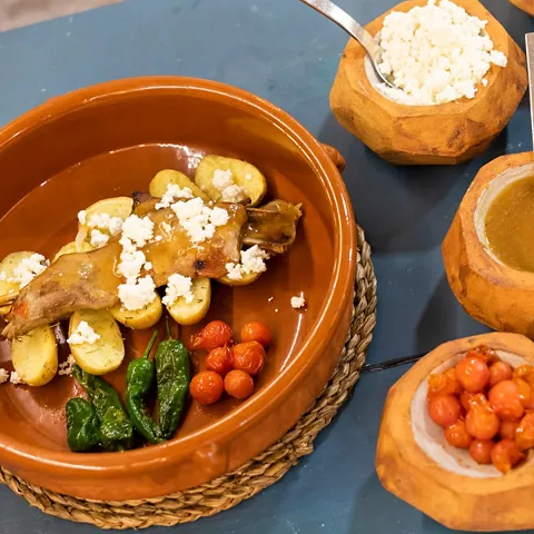 Cazuela de asado con patatas y pimientos
