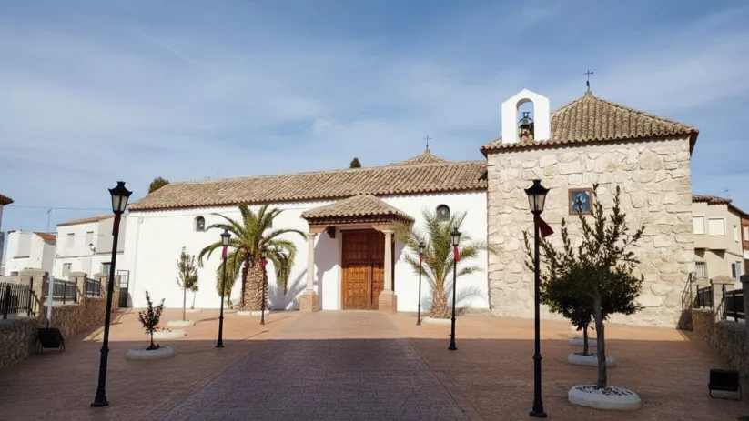 Fachada de edificio religioso con plaza empedrada