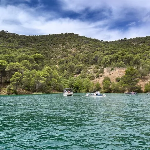 Orilla con barcas recreativas