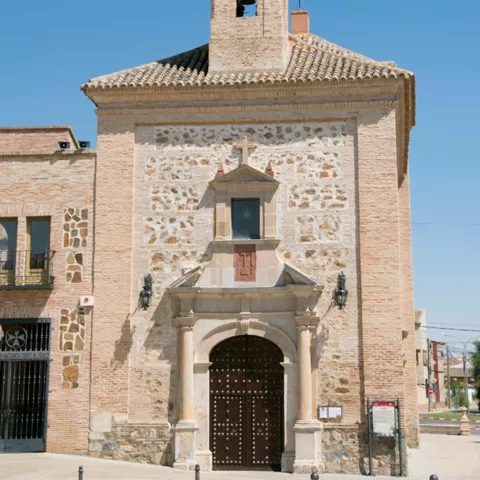 Fachada de iglesia de piedra con campanario
