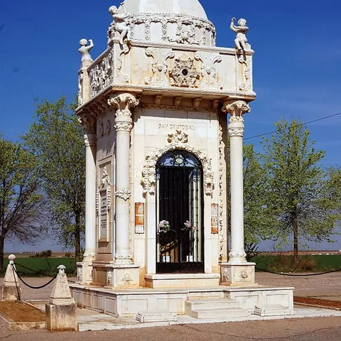 Pequeño templete de piedra decorado con relieves y cúpula