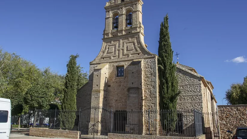 Torre campanario de piedra vista desde el exterior