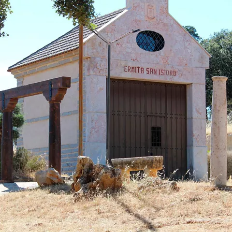 Pequeña ermita junto a un camino rural