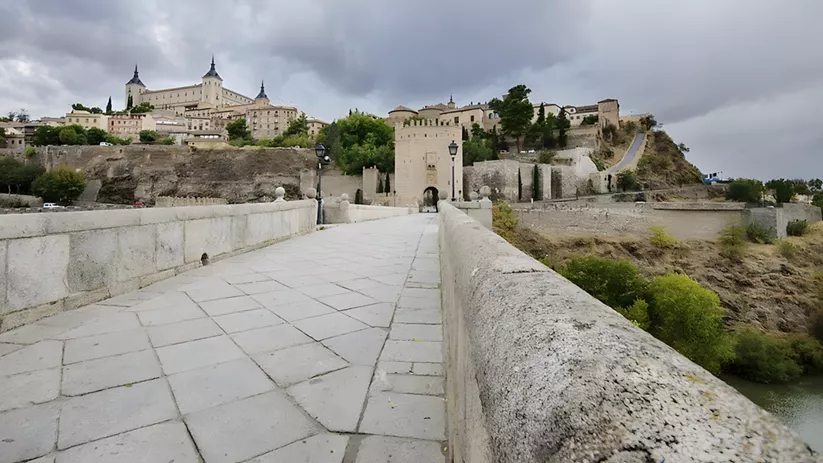 Puente de piedra que conduce a una puerta fortificada