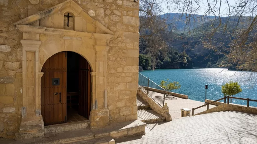 Puerta de piedra con vistas al embalse