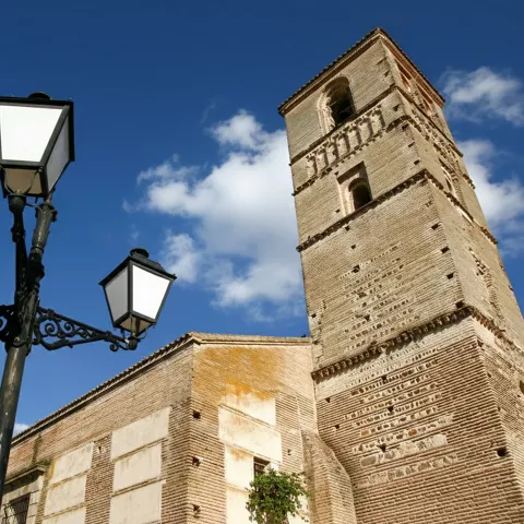 Detalle de torre campanario con farolas