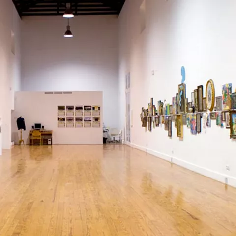 Sala de exposiciones luminosa con montaje artístico lineal