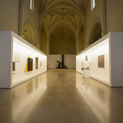 Galería moderna instalada en templo histórico.