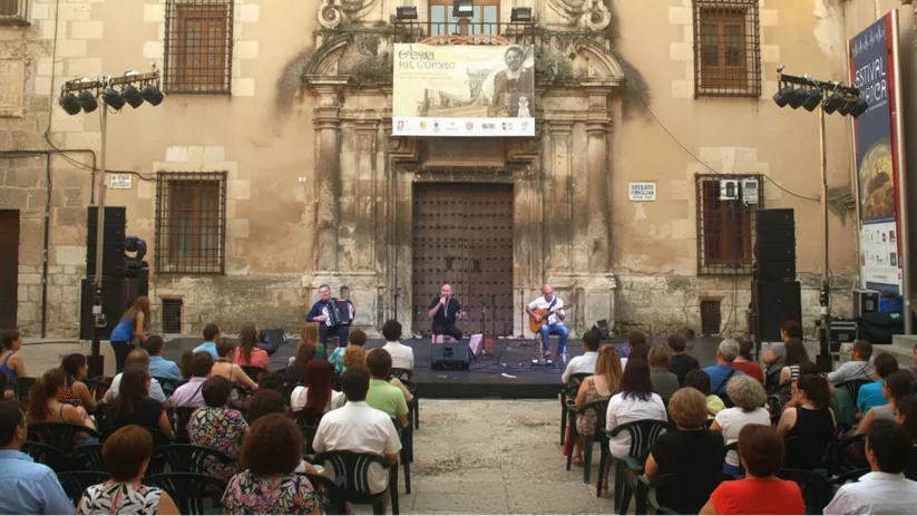 Actuación musical ante fachada histórica