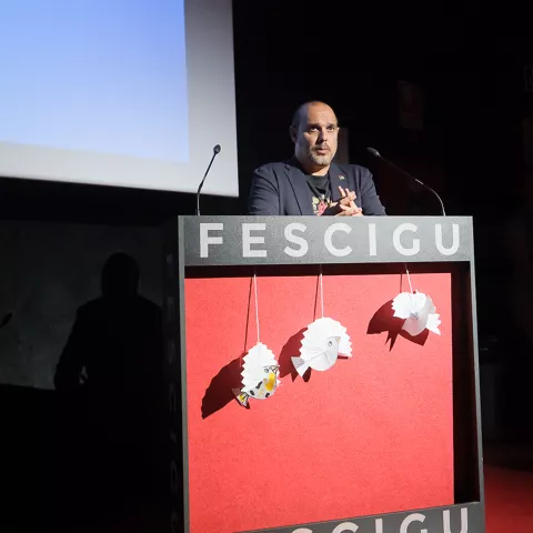 Presentación en escenario durante festival.