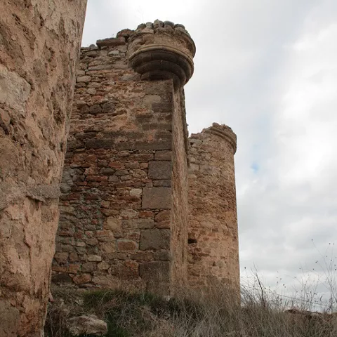 Garita semicircular sobresaliente en muralla.