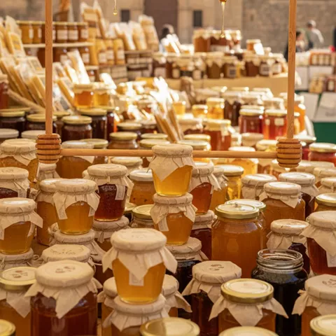 Mercado gastronómico con productos de miel.