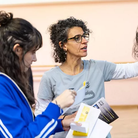 Organización del festival atendiendo al público.