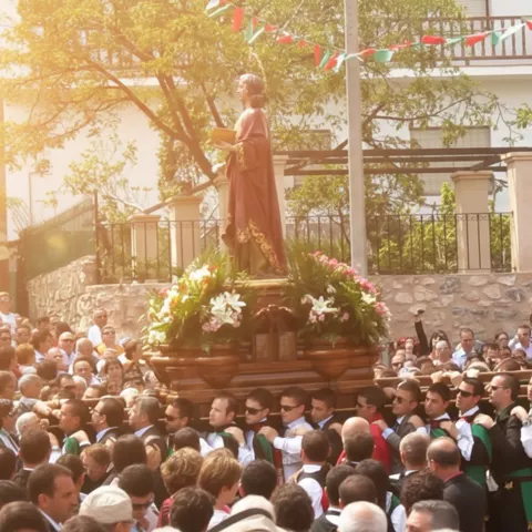 Paso floral llevado a hombros entre la multitud.