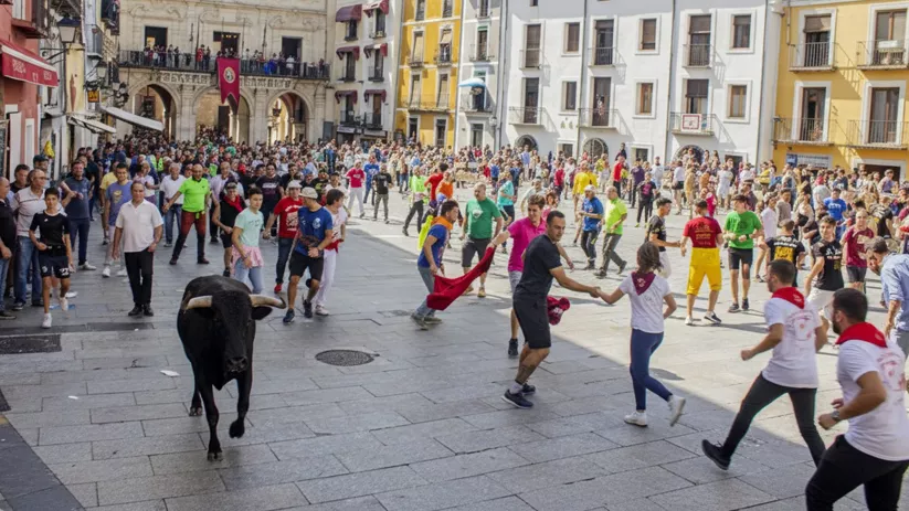 Toro suelto en plaza con corredores