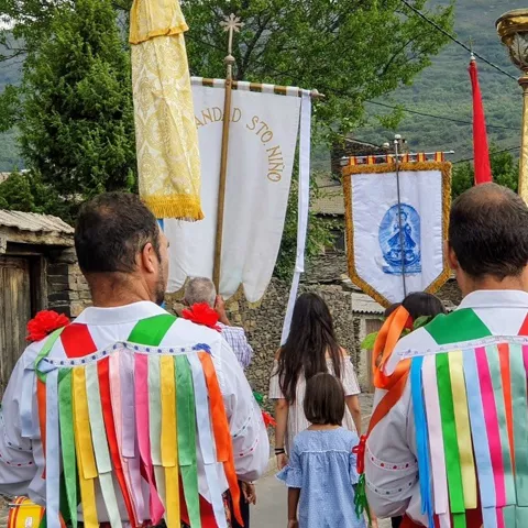 Desfile con trajes y cintas.