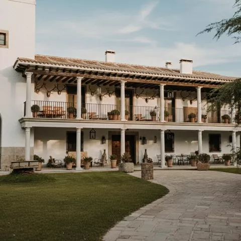 Fachada de casa señorial con porche de dos plantas