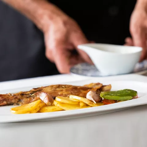 Plato de cordero al horno con guarnición