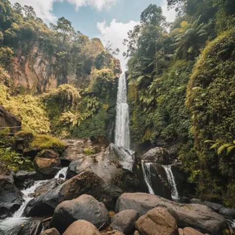 Cascada natural rodeada de rocas y vegetación