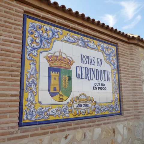 Mural cerámico decorativo en pared de ladrillo