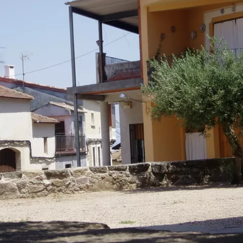 Casas tradicionales junto a plaza de tierra