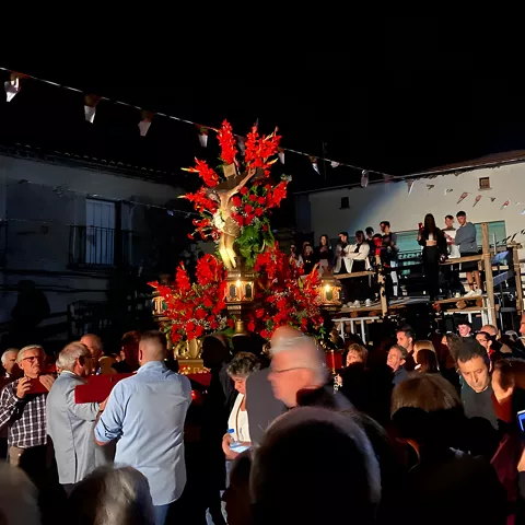 Procesión nocturna con paso florido y multitud