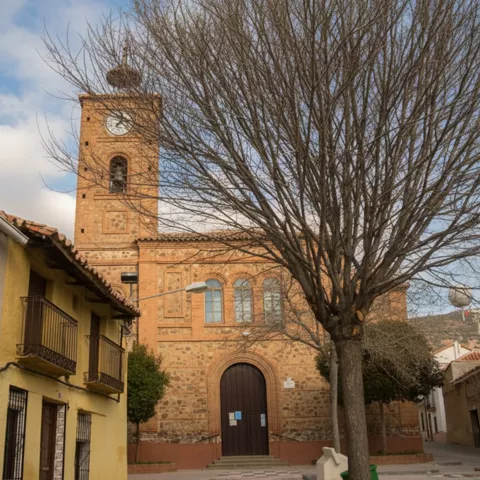 Iglesia y torre campanario de Hinojosas de Calatrava (Ciudad Real) en el centro del municipio.