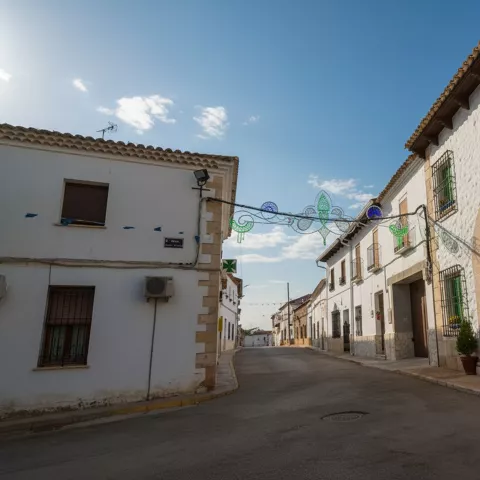 Calle tradicional con casas encaladas