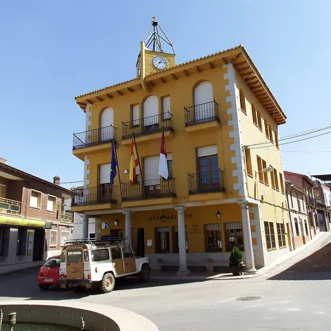 Edificio municipal con balcones y torre con reloj