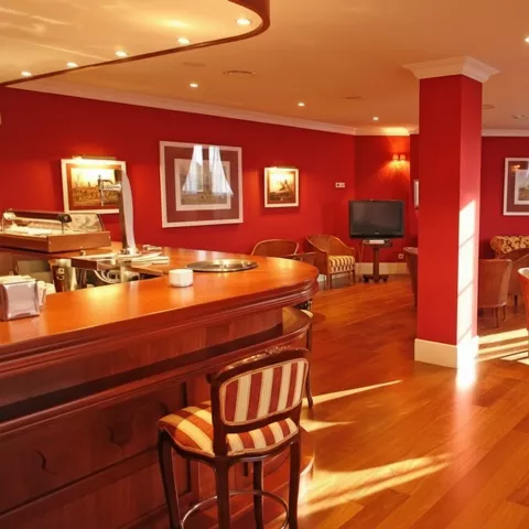 Salón rojo con bar y zona de estar