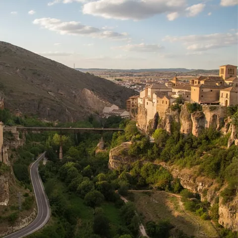 Valle encajado con carretera serpenteante