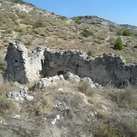 Ruinas de construcción en ladera seca y rocosa