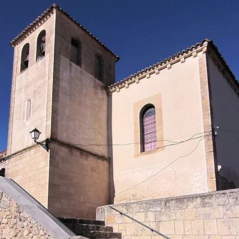 Pasillo porticado con columnas románicas y cubierta de madera