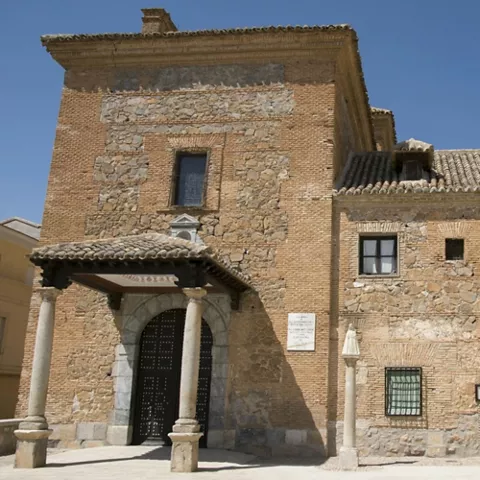 Fachada de edificio religioso histórico.
