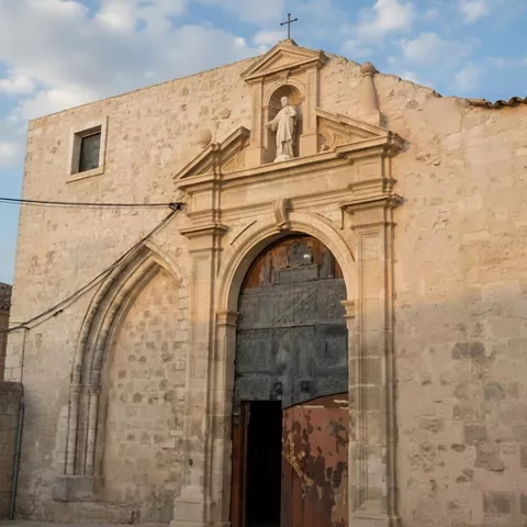 Detalle de portada barroca en piedra tallada