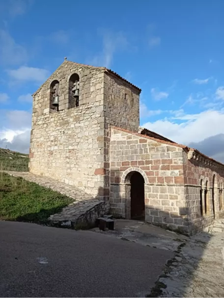 Torre campanario de piedra.