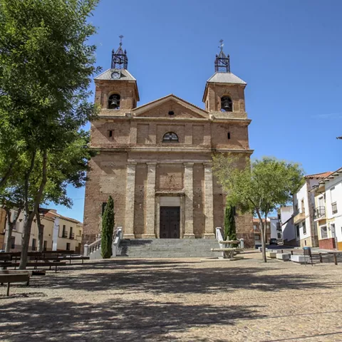 Iglesia de estilo clásico situada en una plaza.