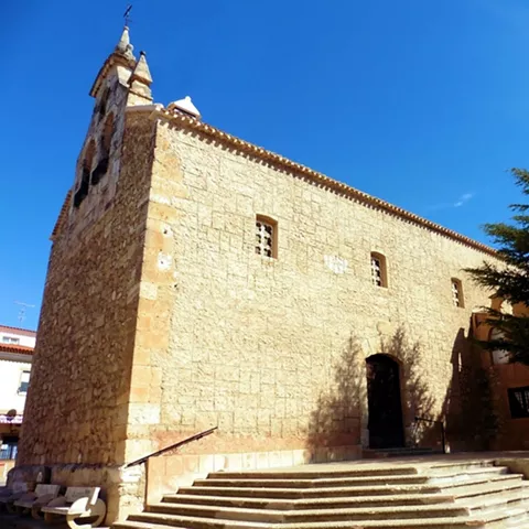Iglesia de piedra con fachada sencilla y espadaña.