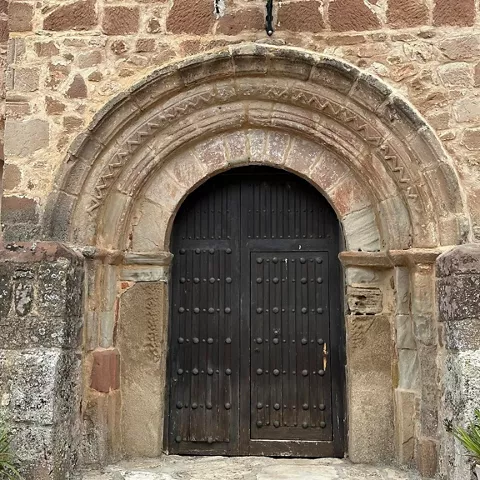 Portada románica con arco de medio punto.