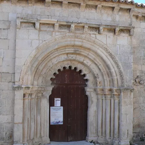 Portada románica con arquivoltas y columnas.