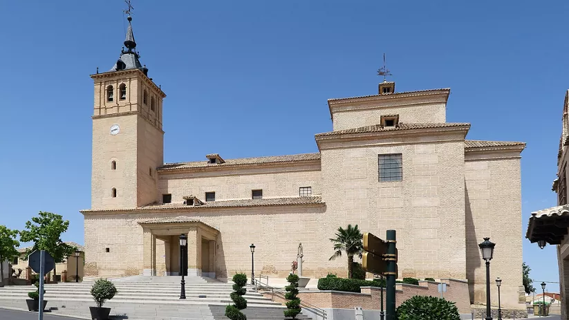 Fachada de templo de piedra con torre y escalinata frontal