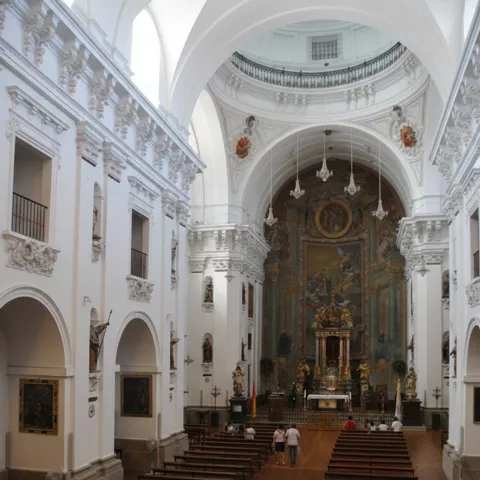 Vista frontal del altar bajo gran cúpula decorada.