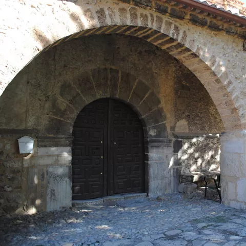 Entrada porticada de ermita rural