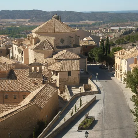 Vista elevada de conjunto histórico con iglesia y murallas.
