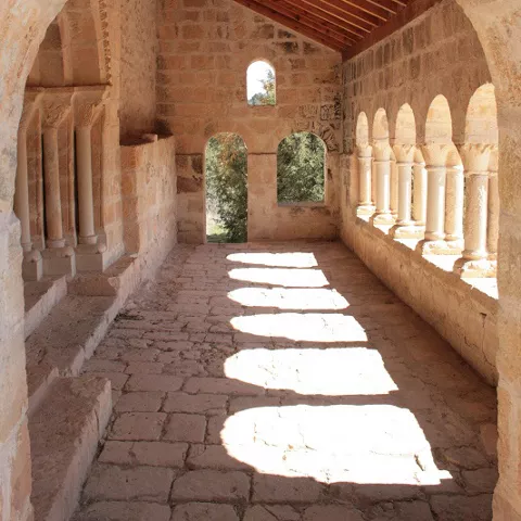 Pasillo porticado con luz natural.