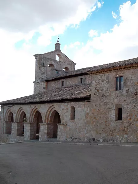 Iglesia histórica de piedra con galería porticada
